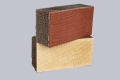Block mit einer Schicht aus texturierten «Geflecht» (braun, beige)